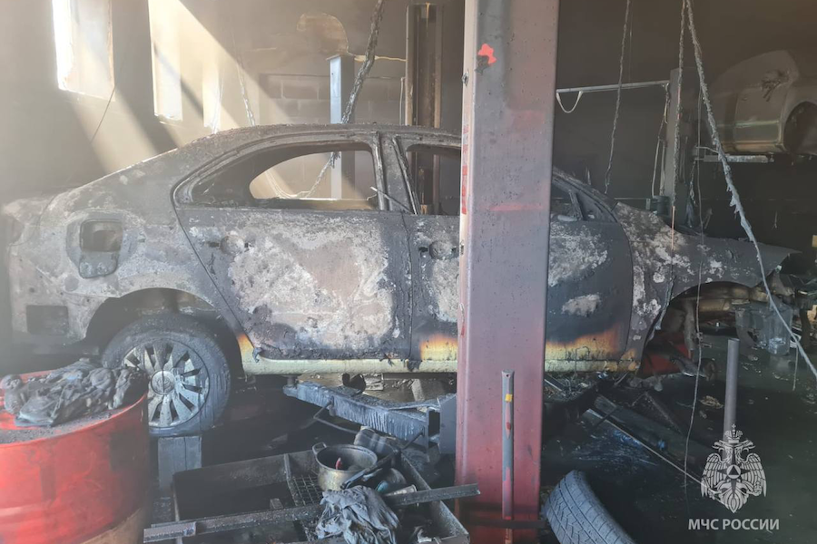 В Калининграде в автосервисе сгорели два автомобиля, один из сотрудников госпитализирован (фото)