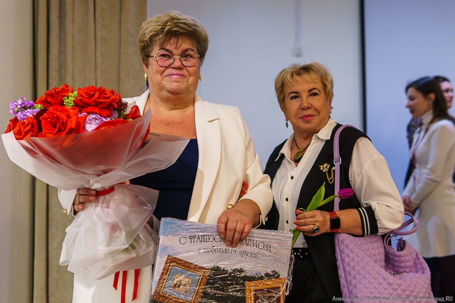 «С французским шармом»: в Калининграде открылась выставка шелковых картин (фото)