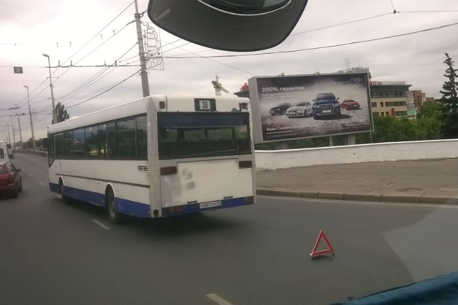 На Ленинском проспекте столкнулись «Рено» и рейсовый автобус (фото)