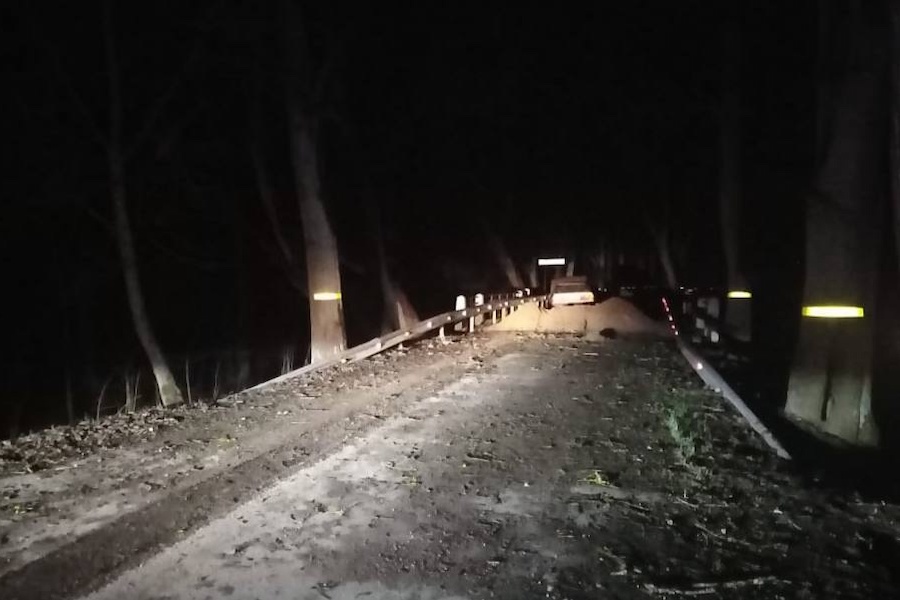 Пенсионер на «Ауди» влетел в земляную насыпь, которую рабочие насыпали поперек дороги (фото)