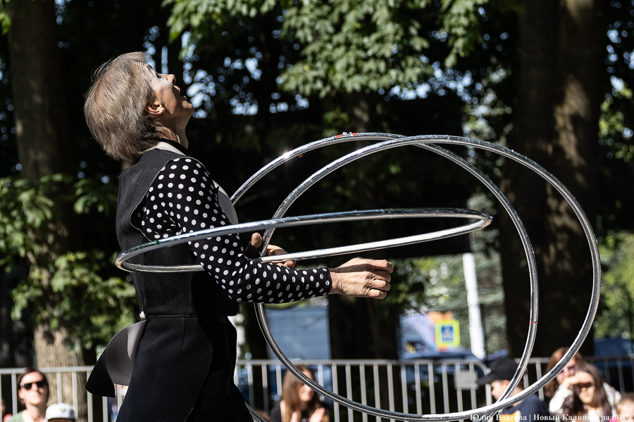 Это просто цирк какой-то: фестиваль «Башня» запустил уличную программу на «Балтике» (фото)