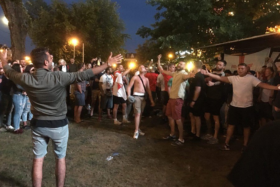 «Россия! Россия!»: английские фанаты поют и скандируют в центре Калининграда (видео)