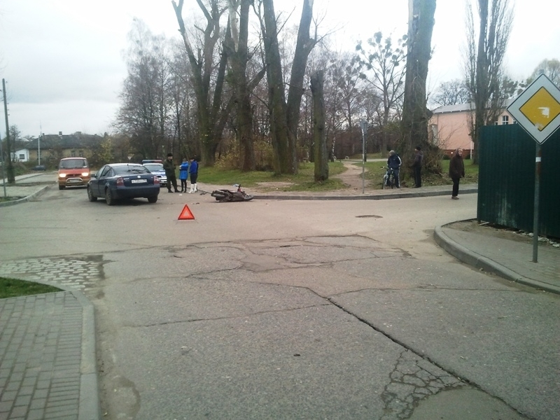 В Мамоново водитель скутера нарушил правила и врезался в машину (фото)