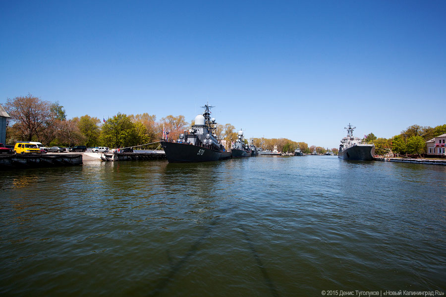 Венки на воде: калининградские яхтсмены отдали дань памяти морякам-балтийцам