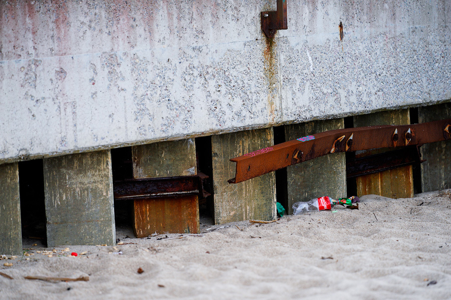 Ржавое настоящее: как выглядит променад рядом с госрезиденцией в Пионерском