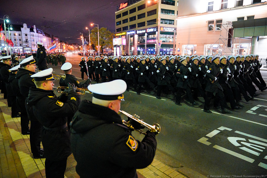 Вечерний марш: в Калининграде прошла репетиция парада Победы (фото)