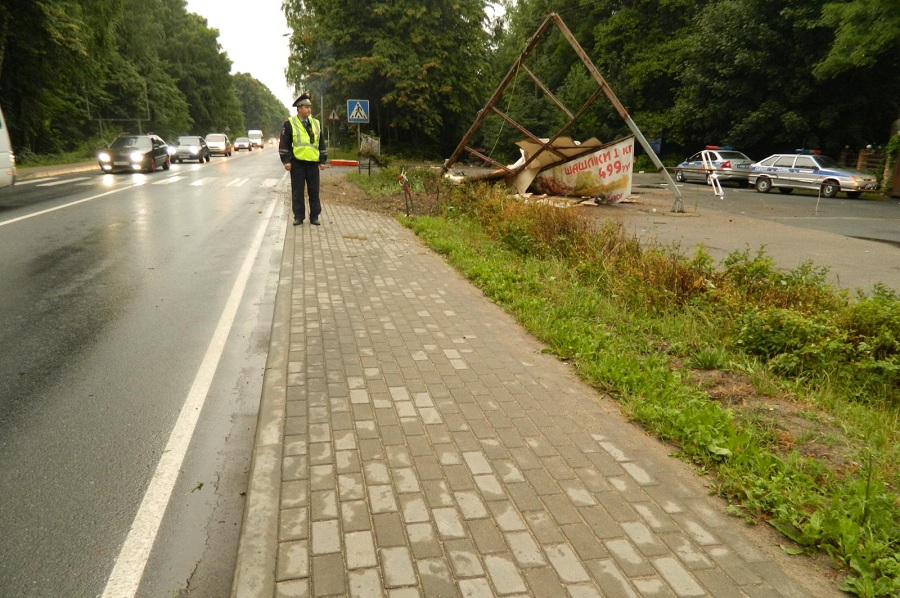 В пятницу утром на Мамоновском шоссе автомобиль снес опору, водитель погиб (фото)
