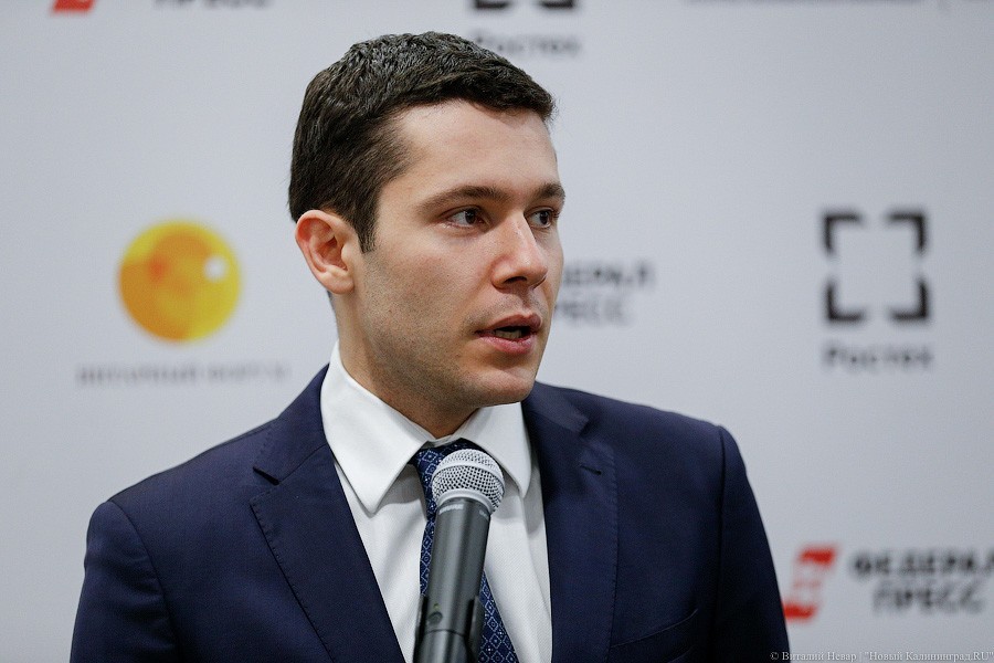 «Приходится на лавочках спать»: Алиханов о том, как ждет перенесенных авиарейсов