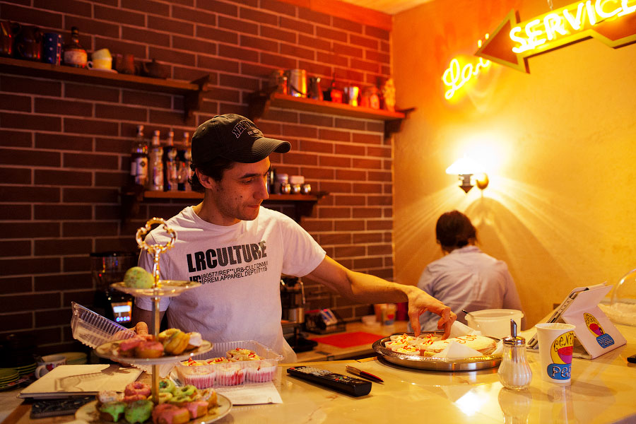 Как у «Друзей»: новая кофейня на улице Коммунистической