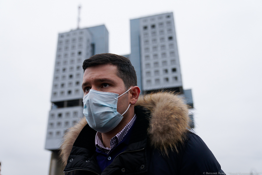 Алиханов решил испытать на себе привезенную в Калининград вакцину от COVID-19