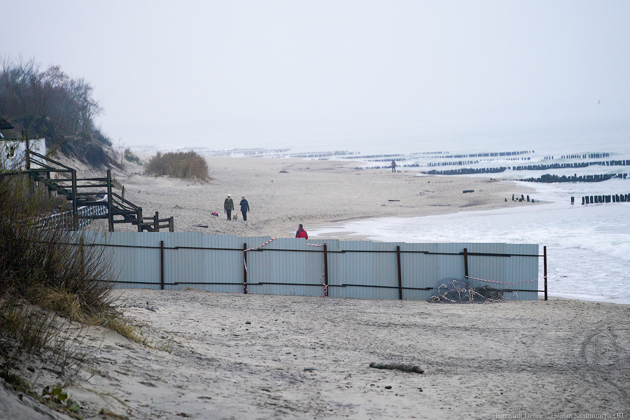 Серферы против гребенок: в Зеленоградске начали установку 40-тонных волноломов (фото)