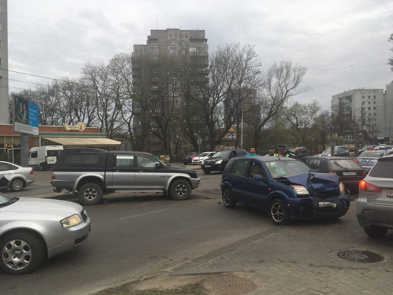 Из-за аварии заблокировано движение около Королевских ворот (фото)