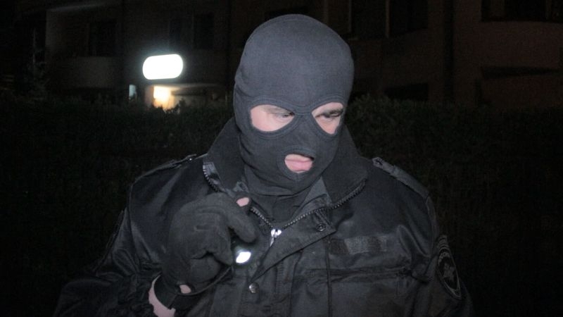 Полиция задержала у ночного клуба в Калининграде мужчину с двумя пистолетами (фото)