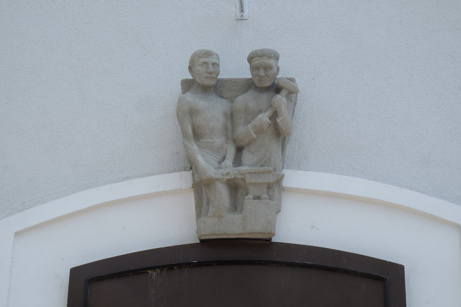 На Ленинском проспекте восстановили головы на скульптурах рабочих 1936 года (фото)