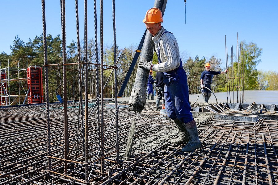 Далеко ли до Юрмалы: как губернатор Николай Цуканов стройплощадку Театра эстрады навещал