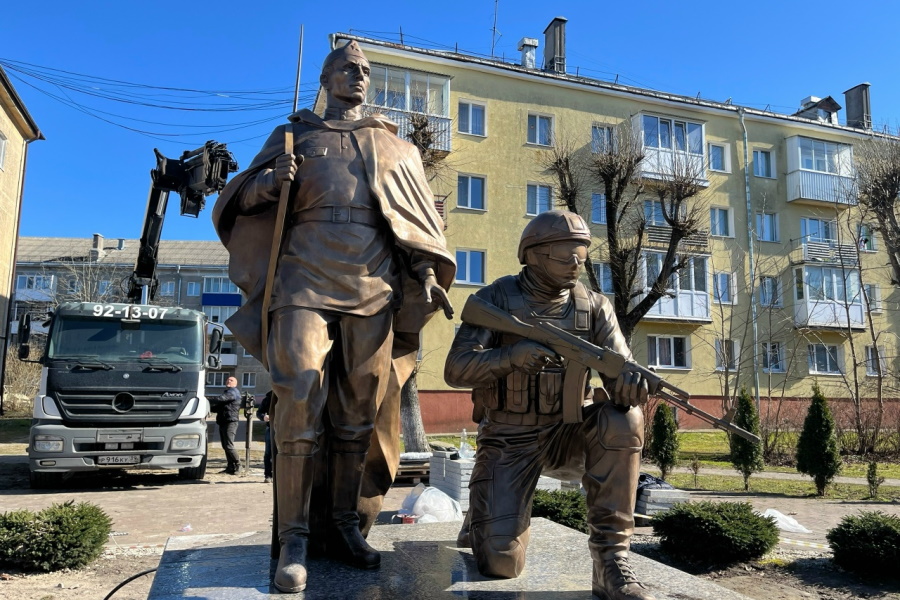 В центре Светлого заменили памятник защитникам Отечества (фото)