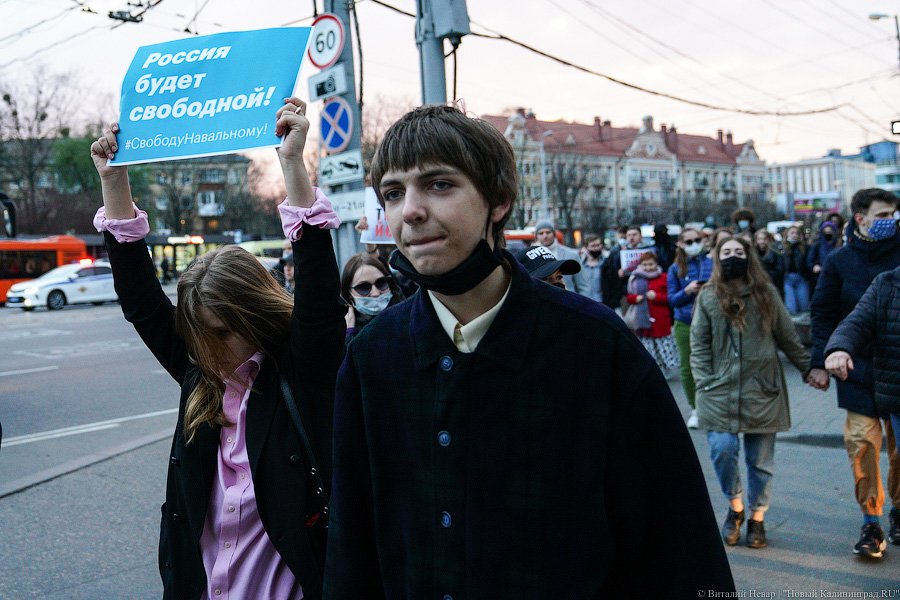 «Свободу политзаключенным»: как прошла акция сторонников Навального в Калининграде (фото)
