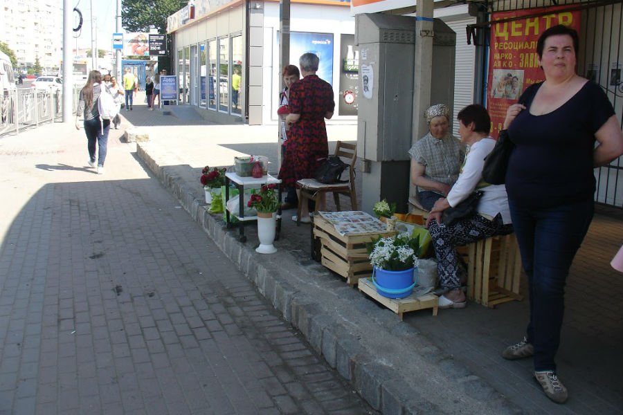 Машина пронеслась в шаге от людей: очевидцы об аварии на 9 Апреля