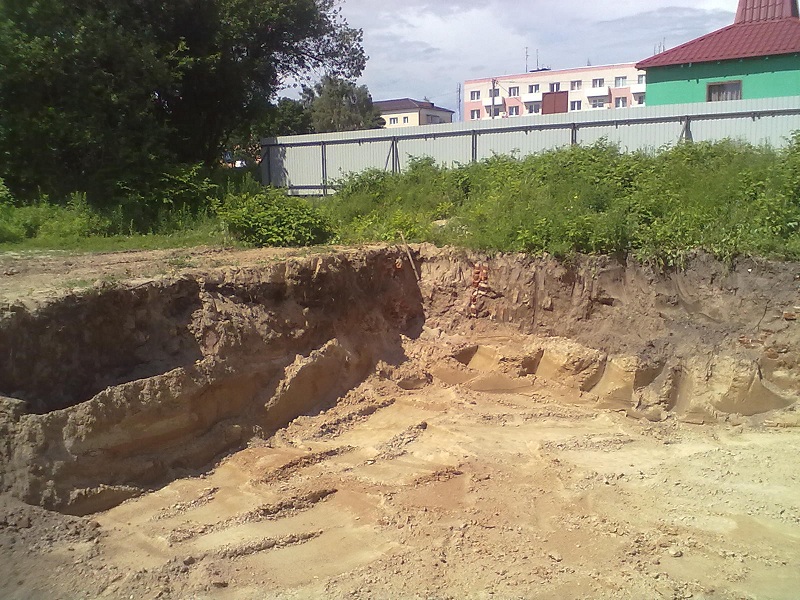 Кости в коробку: строители часовни в Калининградской области разорили немецкие могилы (фото)