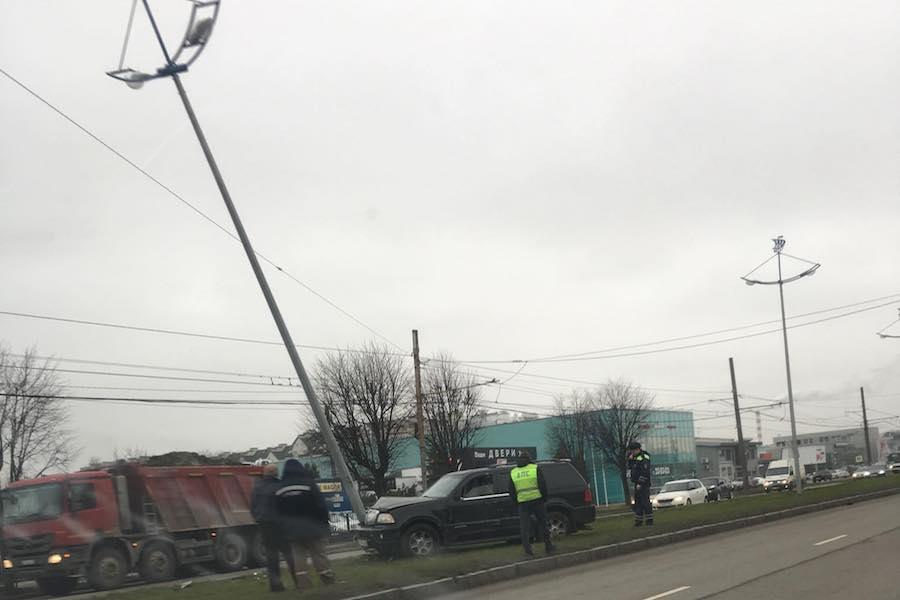 На Моспроспекте внедорожник вылетел на разделительную полосу и врезался в столб (фото)