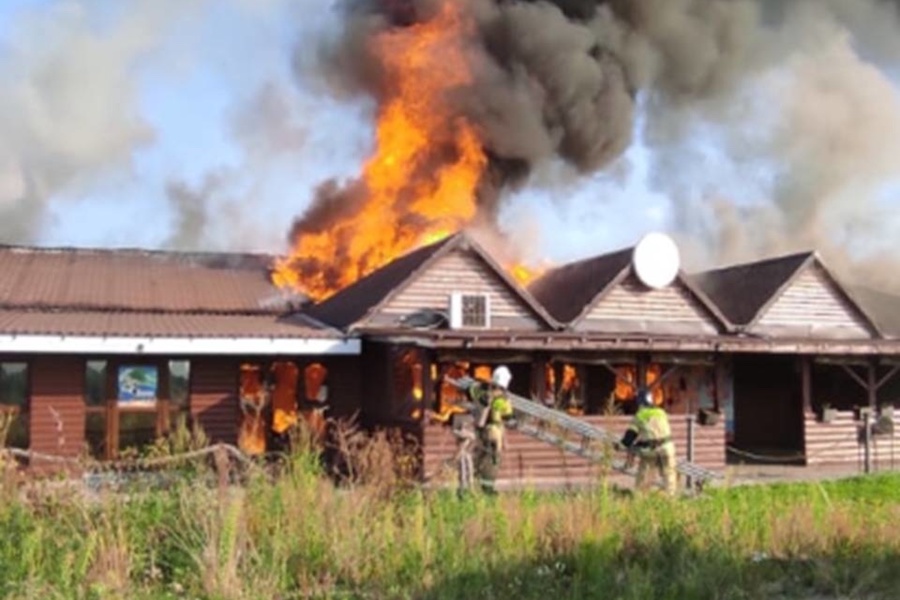 В Полесском районе сгорели кафе «Хижина рыбака» и магазин рядом с ним (фото)