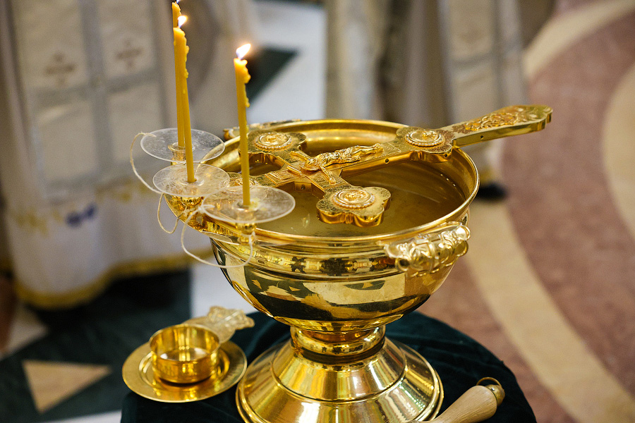 Великая агиасма: освящение воды в соборе Христа Спасителя в Крещенский сочельник (фото)