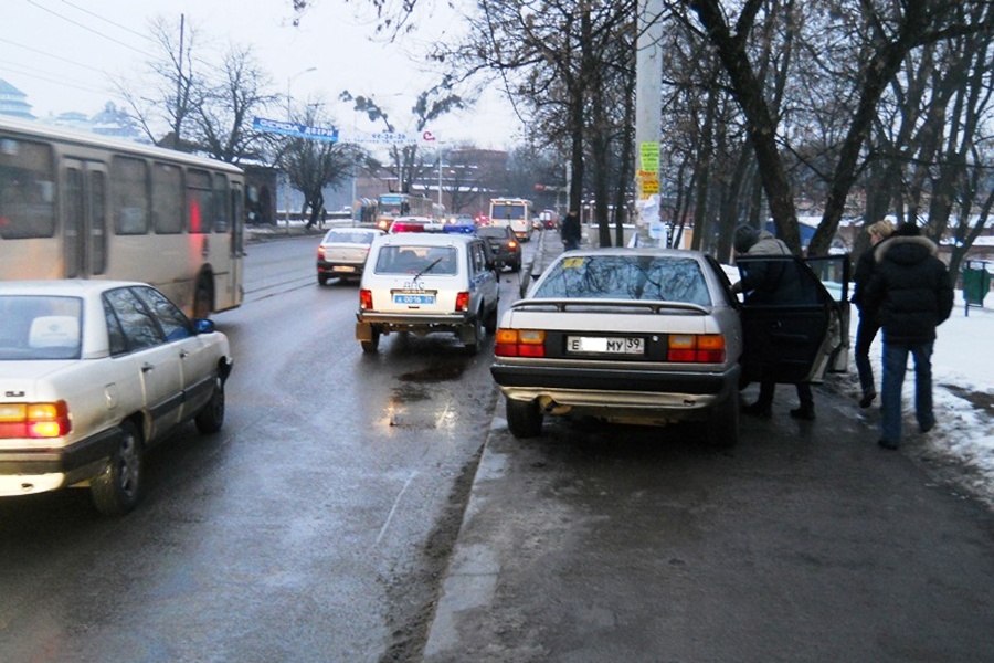 В Калининграде на ул. Черняховского врезалась в столб Audi (+фото)