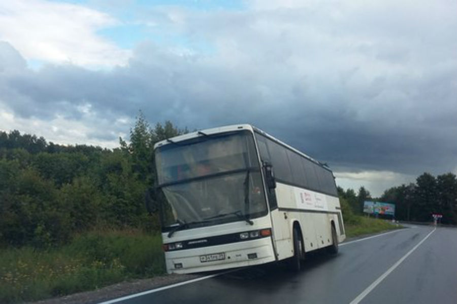 В Переславском автобус съехал в кювет (фото)