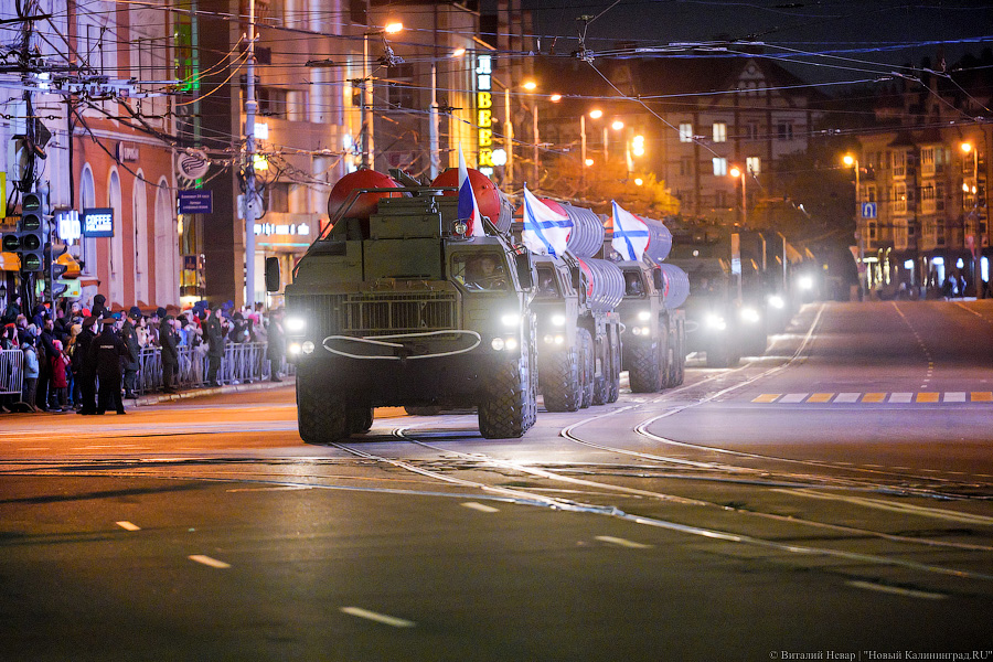 Вечерний марш: в Калининграде прошла репетиция парада Победы (фото)
