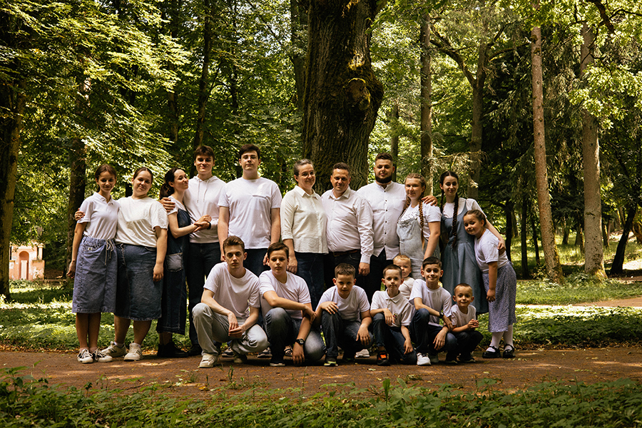 «Не предусмотрено»: как власти помогают многодетной семье с 13 детьми