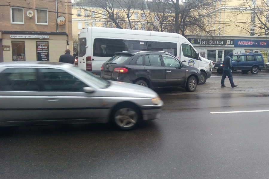 В Калининграде столкнулись маршрутное такси и легковушка (фото)