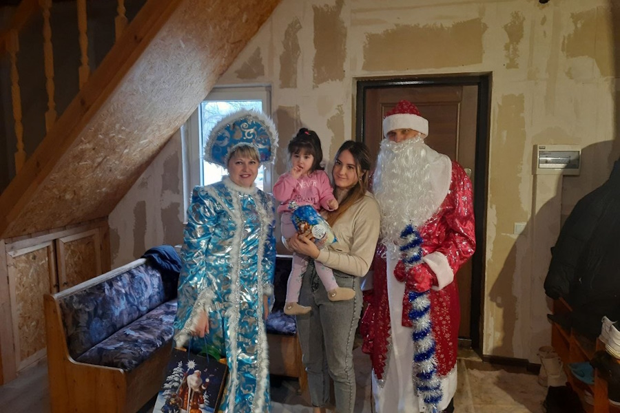 В Калининградской области муниципальный глава ходил по домам в образе Деда Мороза (фото)