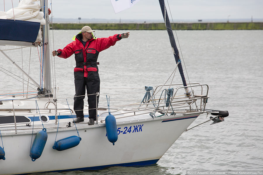 Венки на воде: яхтсмены в Балтийске почтили память погибших при штурме Пиллау