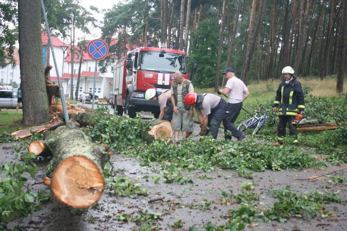 Шторм в Литве: на пляже Ниды ветер поднял в воздух коляску с ребенком (фото)