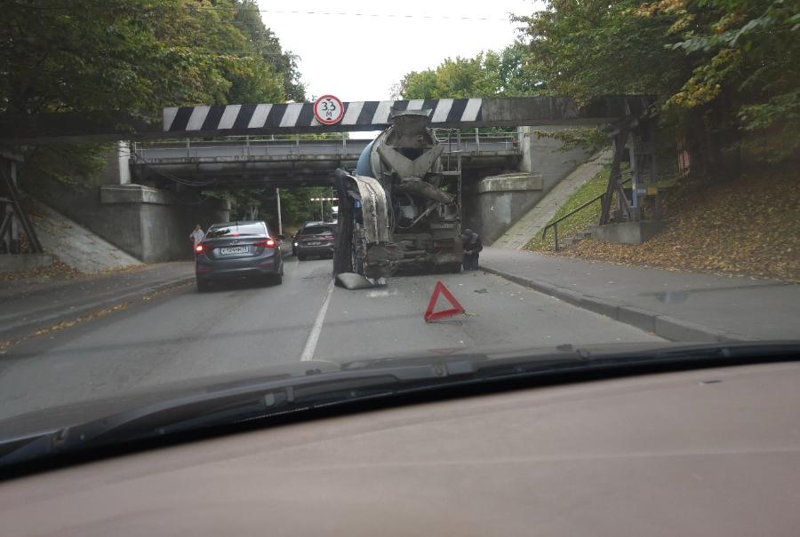 Под калининградским «мостом глупости» застрял очередной грузовик (фото)
