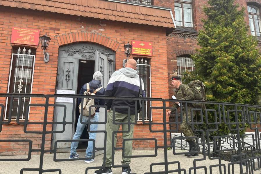 «Прятаться что ли?»: что происходит у военкомата в Калининграде после объявления мобилизации