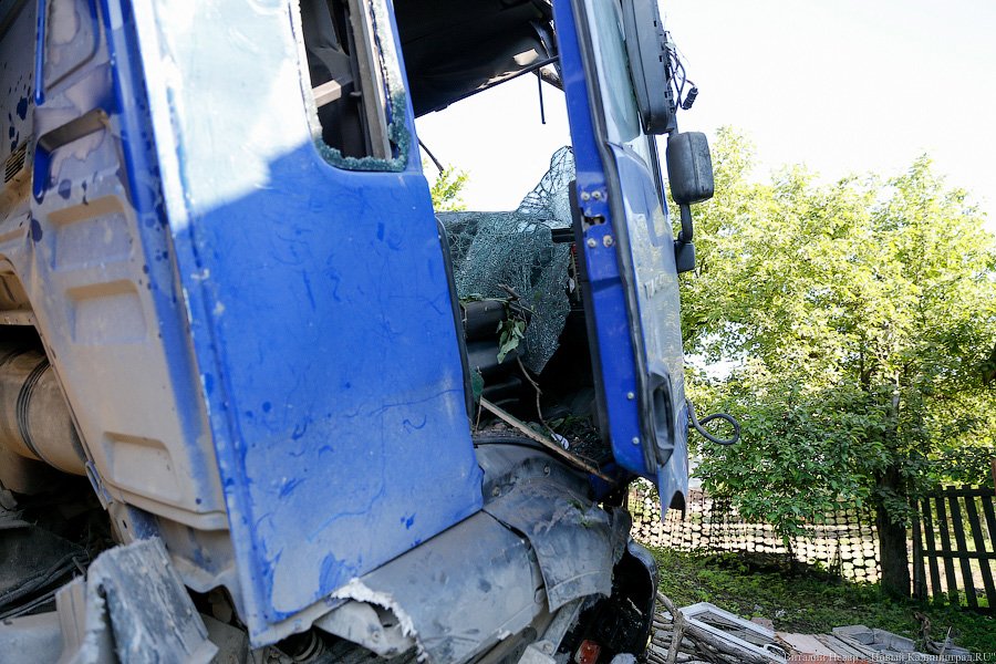 Опрокинулся и снес полдома: под Калининградом в ДТП погибла пенсионерка