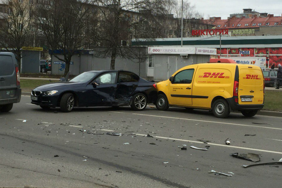 Очевидцы: в Калининграде столкнулись «Опель» и BMW, есть пострадавшие (фото)