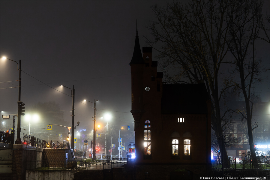 Между огнями и туманами: фотопрогулка по вечернему Калининграду