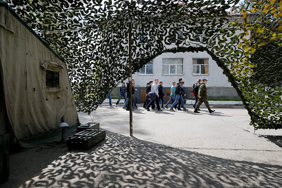 Поиграть в «танчики»: как призывникам Калининграда военную часть показывали
