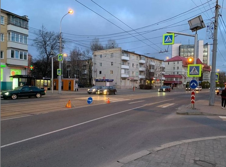 На Советском проспекте Datsun сбил на переходе женщину, потерпевшую увезла скорая