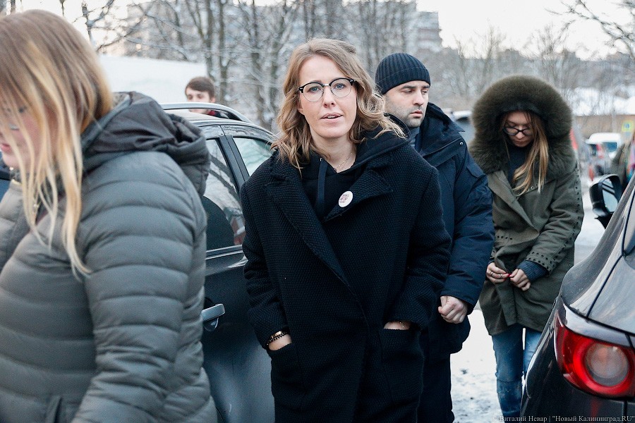 Одна на экскаватор: Ксения Собчак приехала в Калининград (фото)