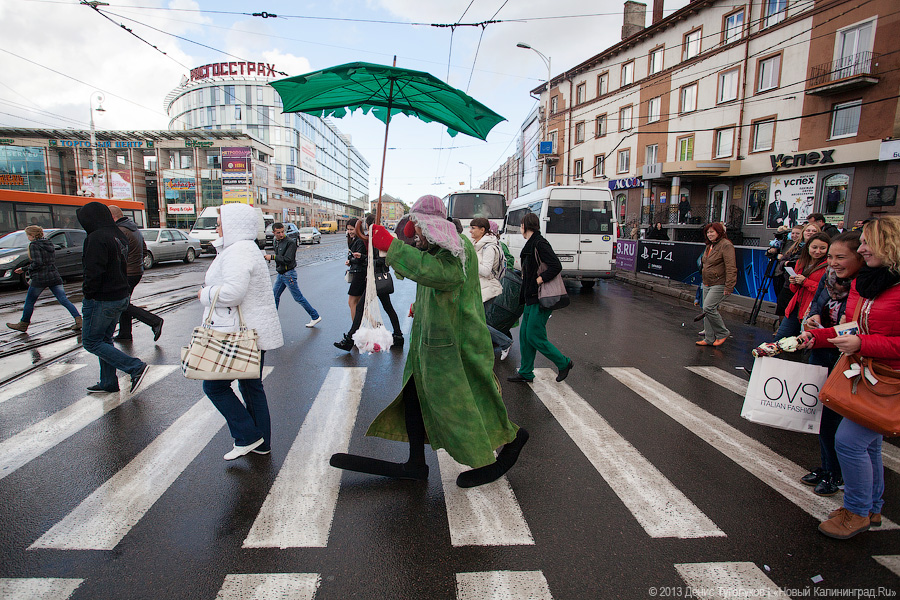 Клоуны на дорогах: участники шоу «сНежная симфония» устроили флэшмоб в Калининграде