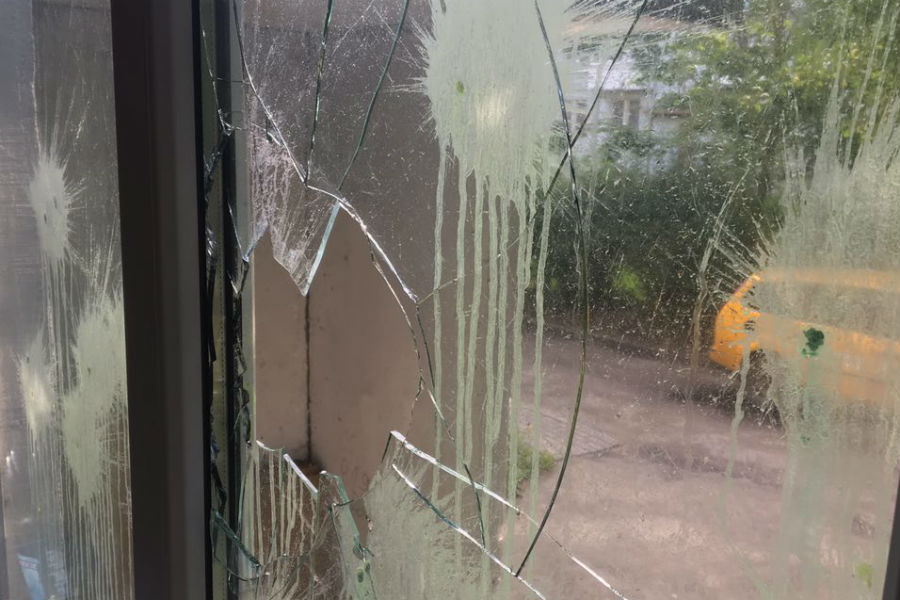 Неизвестные разбили кирпичом окно квартиры начштаба Навального в Калининграде