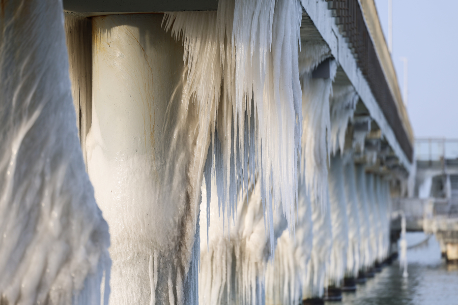 Мороз и море: как стихия украсила променад в Зеленоградске (фото)