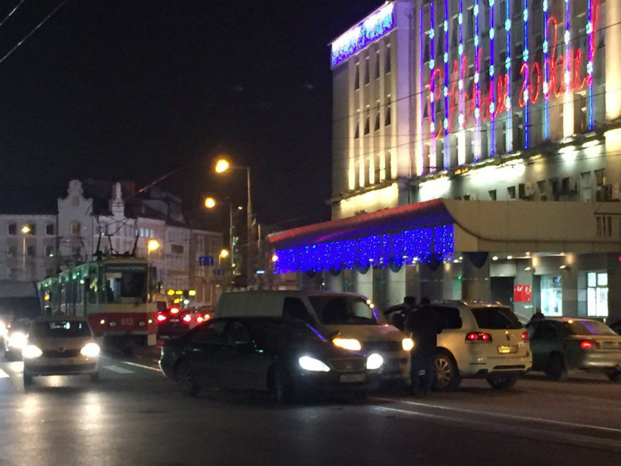 На площади Победы произошло «тройное» ДТП, блокировано движение трамваев (фото)