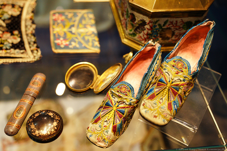 Тонкие материи и тюремная соломка: в Музее искусств открывается выставка Александра Васильева