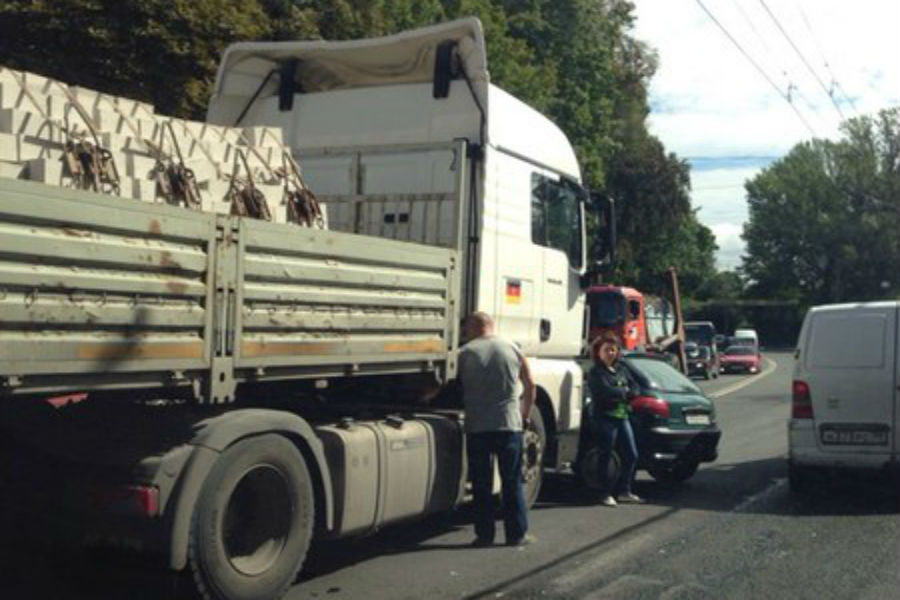 На проспекте Победы грузовик врезался в легковое авто (фото)