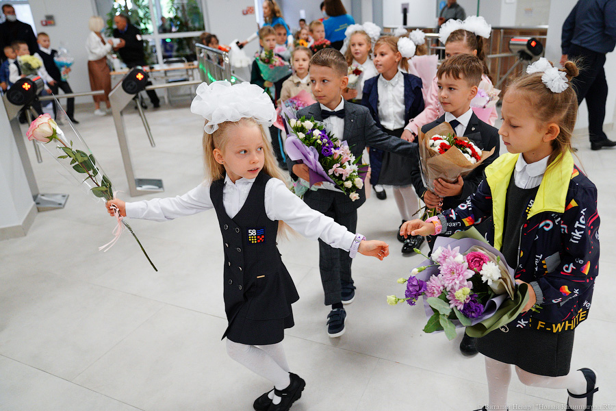 Серьёзное дело: как прошла первая линейка в самой новой школе Калининграда