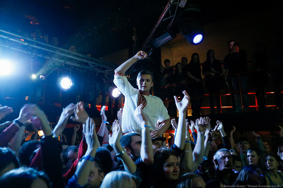  Лапти разбил об пол: на Вагонке прошёл концерт «Нейромонаха Феофана»